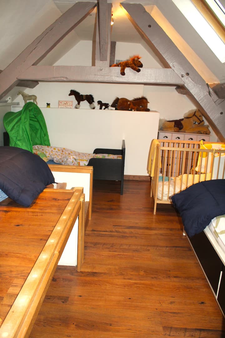 2º dormitorio en el piso de arriba, una cama doble, 1 cama individual, 1 cama para niños ( 2 a 7 años) y una cuna.  