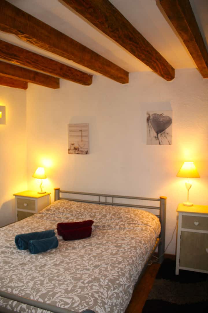 1ª habitación, en la planta baja. Una cama doble