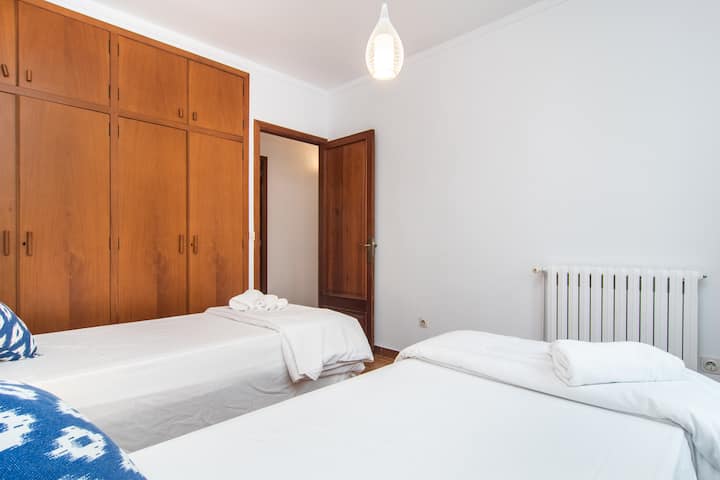 Witte slaapkamer met twee aparte bedden 1