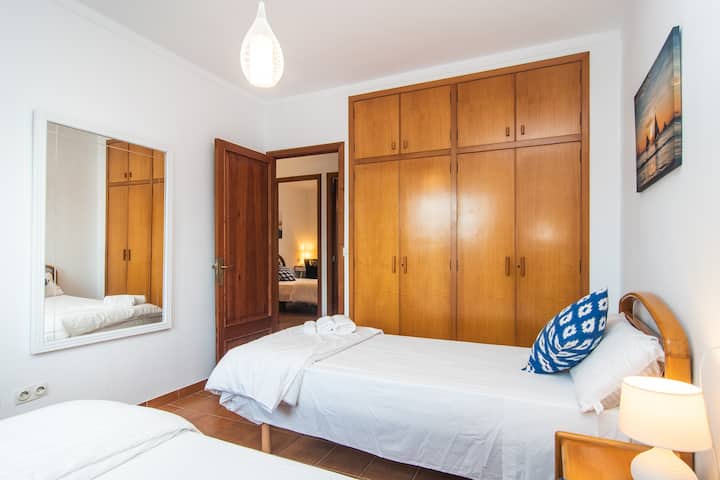 Houten slaapkamer met twee eenpersoonsbedden 1