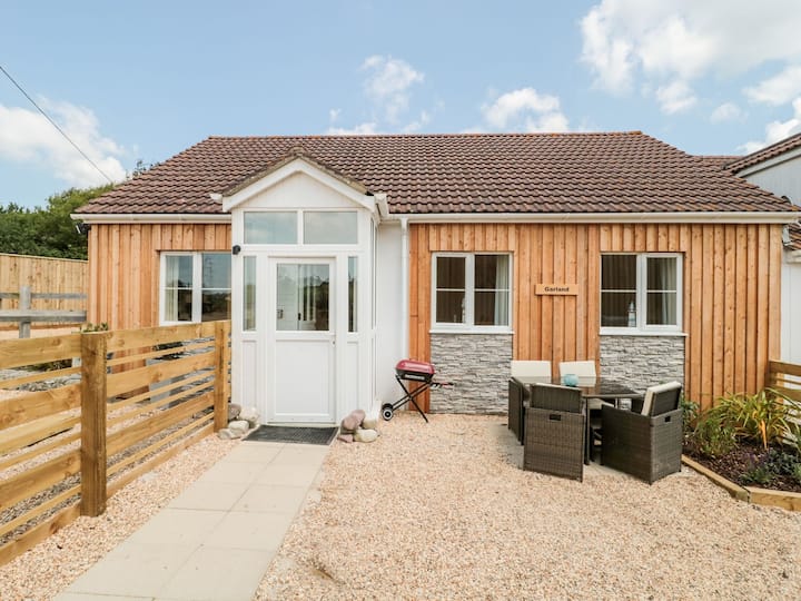 Garland ~ Farmyard Cottage Bungalow - Weymouth, UK