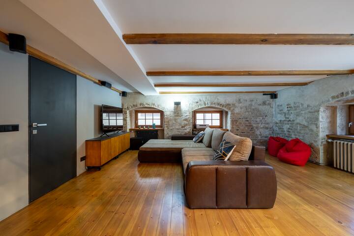 Old-Town Large Loft Apartment gallery image 5