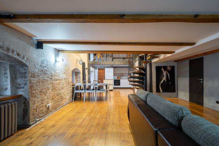 Old-Town Large Loft Apartment gallery image 2