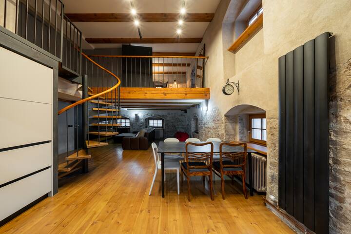 Old-Town Large Loft Apartment gallery image 3