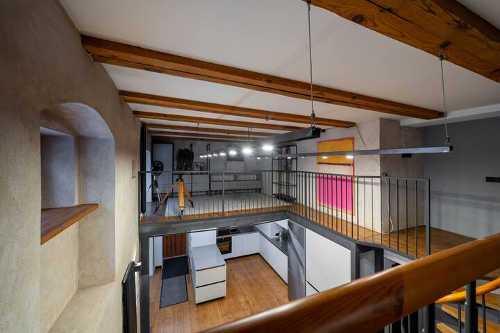 Old-Town Large Loft Apartment gallery image 4