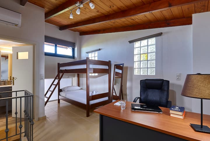 Våningssäng och skrivbord för Digital Nomad eller Remote Workker.  
Gratis Starkt Wifi, hastighet: faktisk 48,0 mbps nedladdning.
Bästa stället att bo och arbeta. 