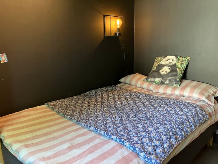 Ამ ოთახს „შავ ხვრელს“ ვუწოდებთ, თუმცა ის ძალიან მყუდროა. Კომფორტული 120 სმ საწოლი.