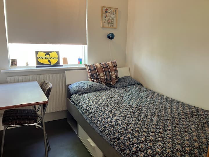 Საძინებელი ძალიან კომფორტული 120 სმ საწოლით.