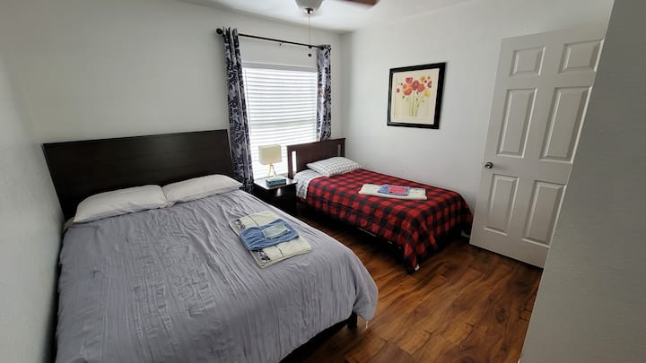 Спалня 3; едно голямо и едно двойно легло.