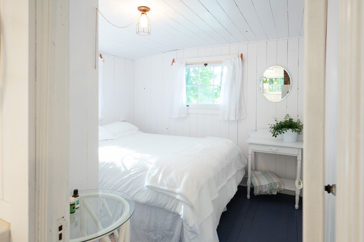 Ჩვენ გთავაზობთ ორგანულ ლუქს-კლასის ბამბუკის თეთრეულს, მეხსიერების ქაფის ზედაპირს და ოთხ ბალიშს ამ დედოფლის ზომის საწოლში. Ამას გარდა, მისაღები ოთახის კედელში ჩაშენებულია ვინტაჟური, თითქმის სრული ზომის საწოლი მერფის საწოლი.