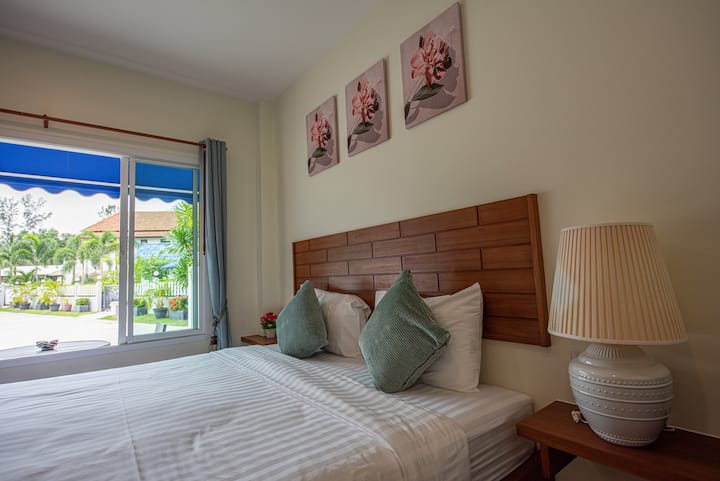 Მეორე დიდი საძინებელი სამუშაო სივრცით.