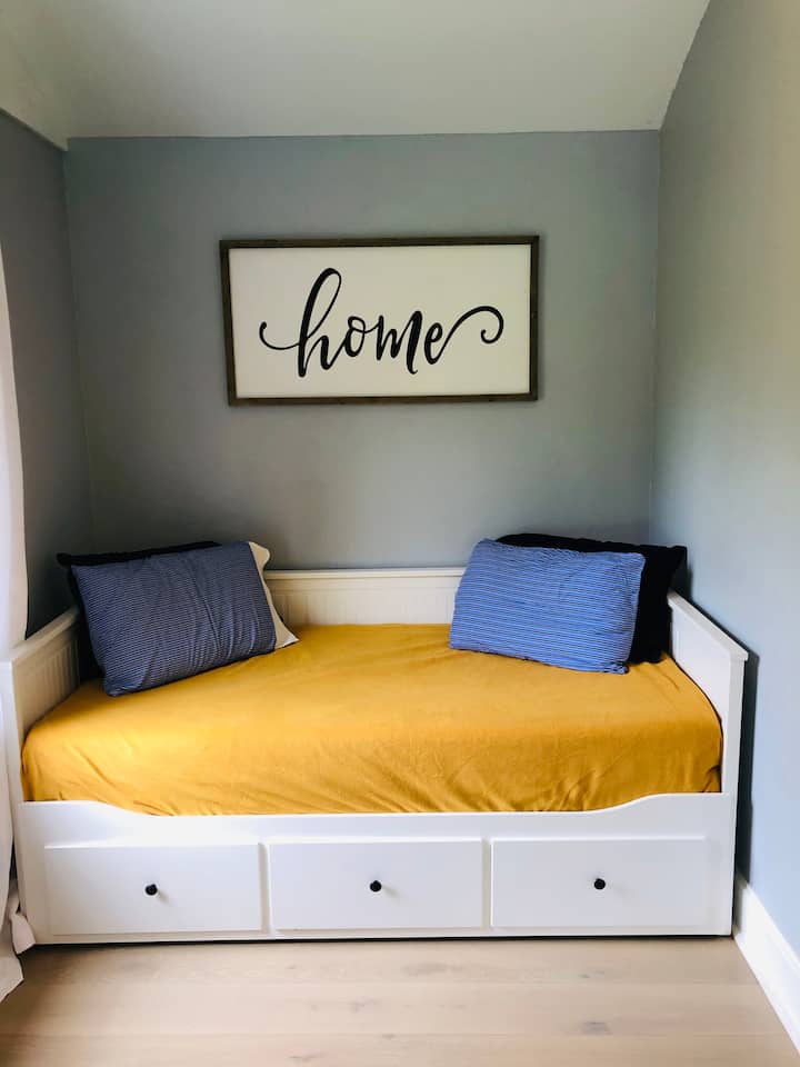 Ofrecemos un sofá cama en el área de la alcoba junto a la sala de estar. El sofá cama se convierte en una cama tamaño king con colchón de espuma viscoelástica. 