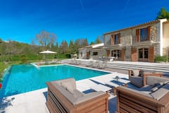 Villa+in+Ch%C3%A2teauneuf-Grasse+%C2%B7+%E2%98%854.60+%C2%B7+7+bedrooms+%C2%B7+11+beds+%C2%B7+7+baths