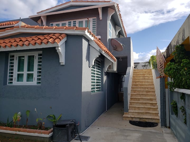 Walk To The Beach! Modern 3 Bdr Apt W/ Free Wifi