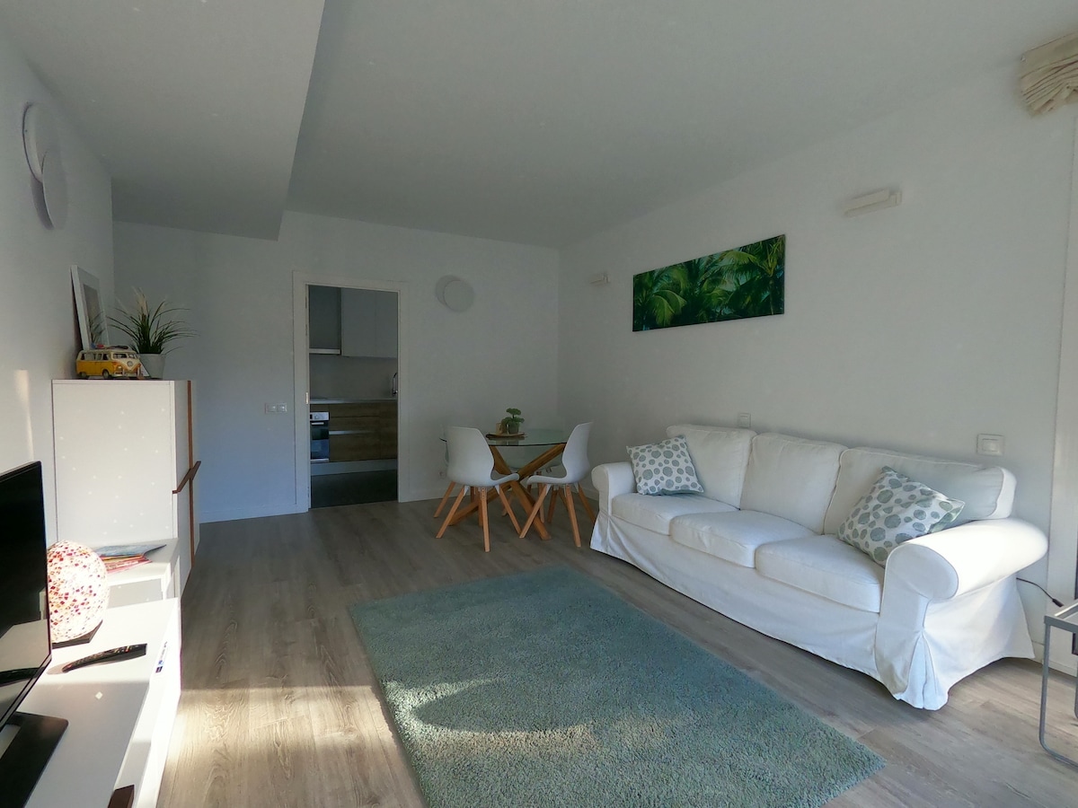 Successful Airbnb property: A bright apartment with parking and an infinity pool in Vilanova I La Geltrú