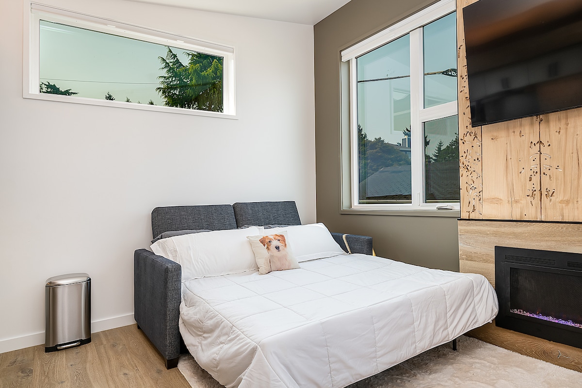 4000 dolárov super pohodlný rozkladací gauč, kde sa vyspia ešte dvaja.  (veľkosť Queen)