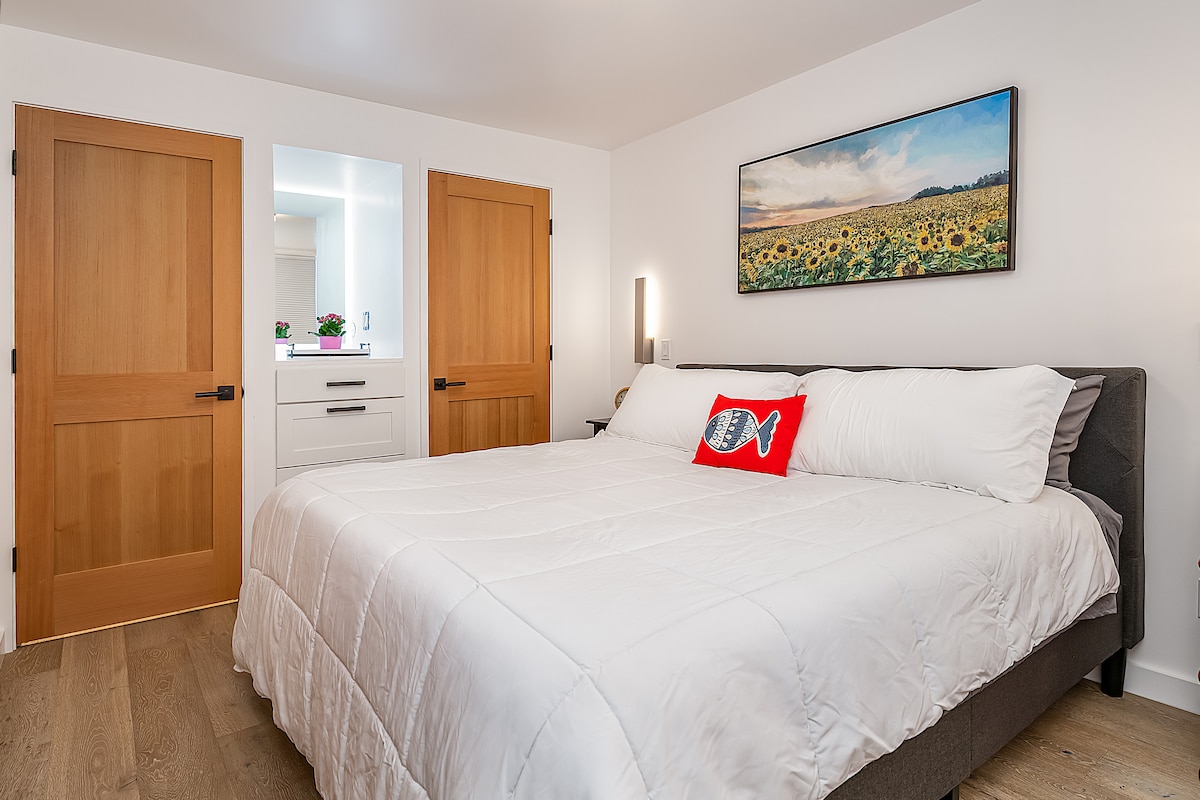 Spálňa jedna má dubové podlahy, manželskú posteľ a veľa úložného priestoru. 