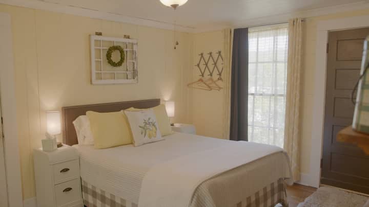 Bedroom with queen size bed