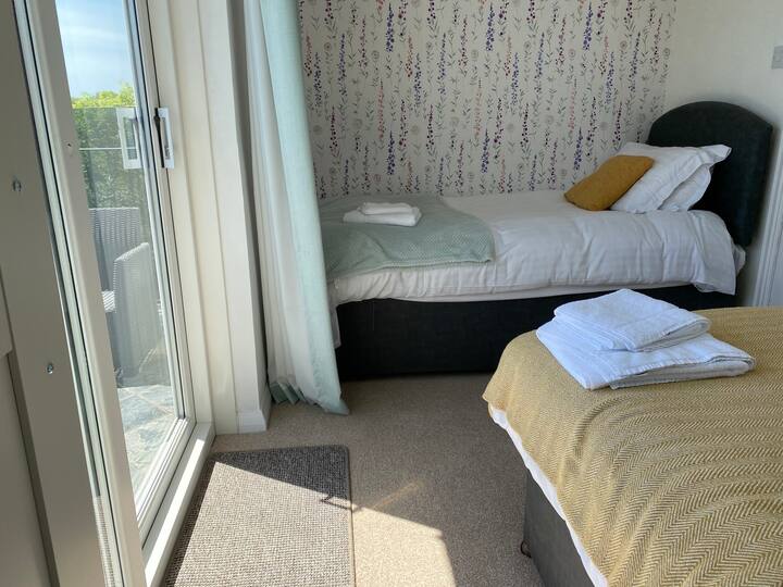 Საძინებელი 3 - აივნითა და ქალაქგარეთ ხედებით