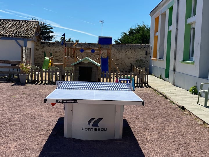 La table de ping-pong : chaque logement dispose de 2 raquettes et de balles.
