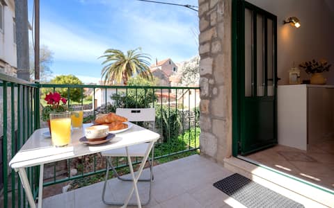 Successful Airbnb property: Lotti Cozy Studio Apart in center of Stari Grad in Velo Grabje