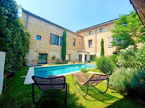 Uzès, large farmhouse classified 5 *, shops on foot