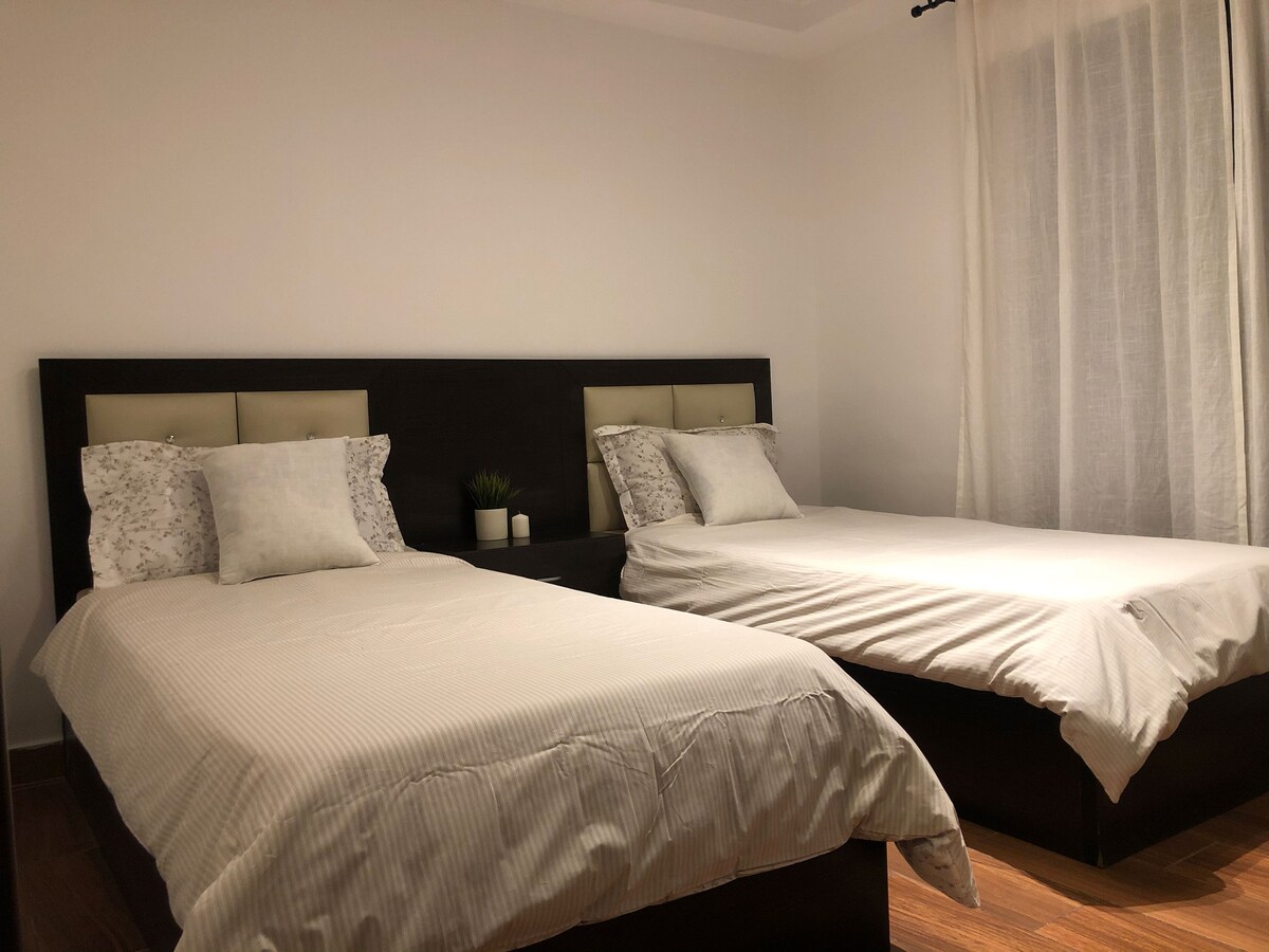 غرفة نوم للأطفال بسريرين توأمين