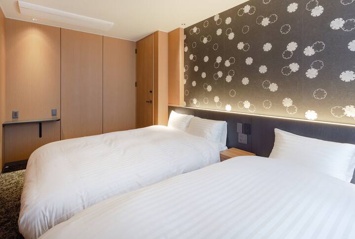 You can rest comfortably in a room with calm decoration.