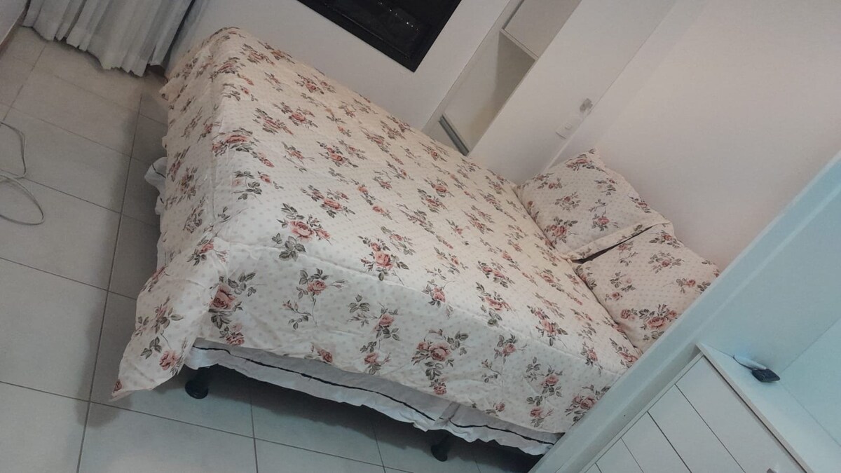 Glavna spavaća soba s bračnim krevetom.