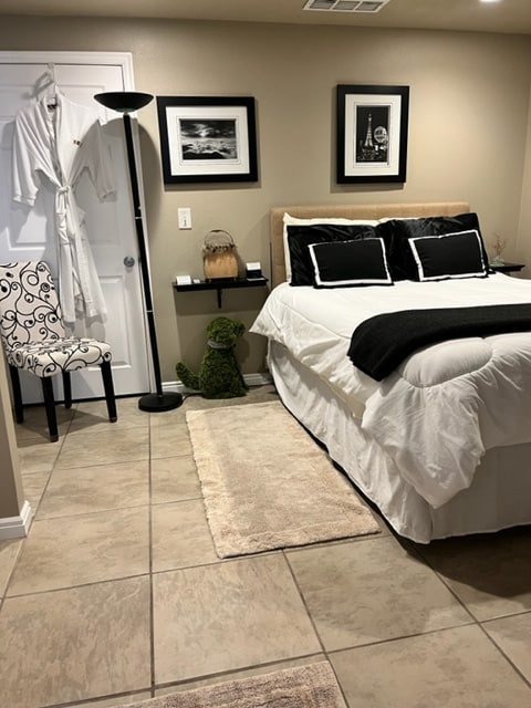 2号卧室配备标准双人床