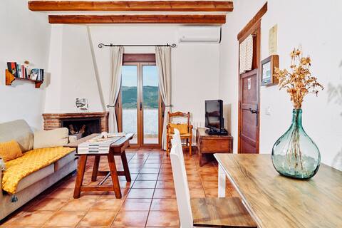Sunny apartment with terrace and views in Segura