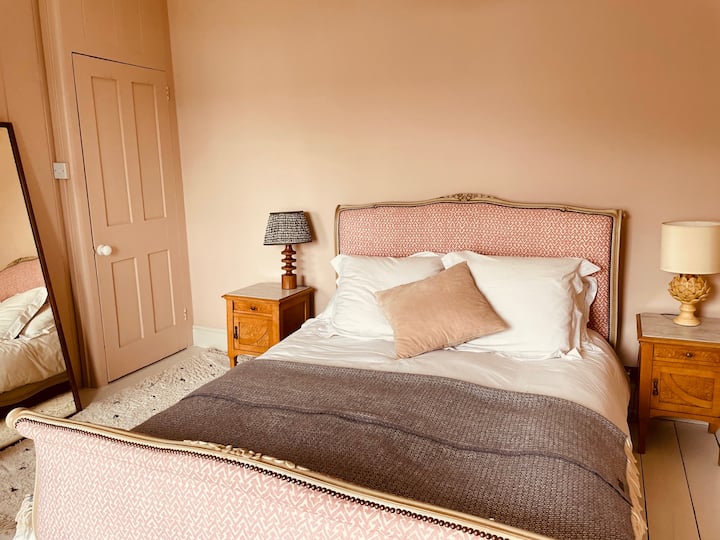 主卧配备加大双人床和White Company床上用品 