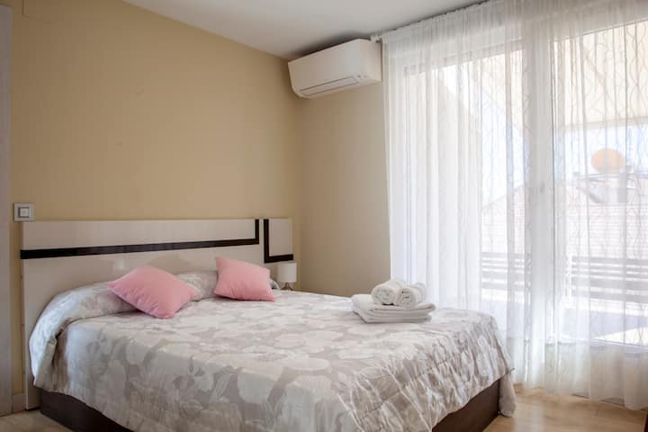 غرفة بسرير مزدوج ومخرج تراس. / غرفة بسرير مزدوج ودخول إلى التراس.

Foto de: leonapartamentos