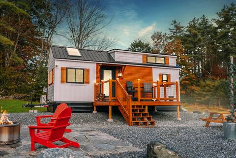 Bearfoot Cottage: Tiny House w/ Hot Tub near Okemo