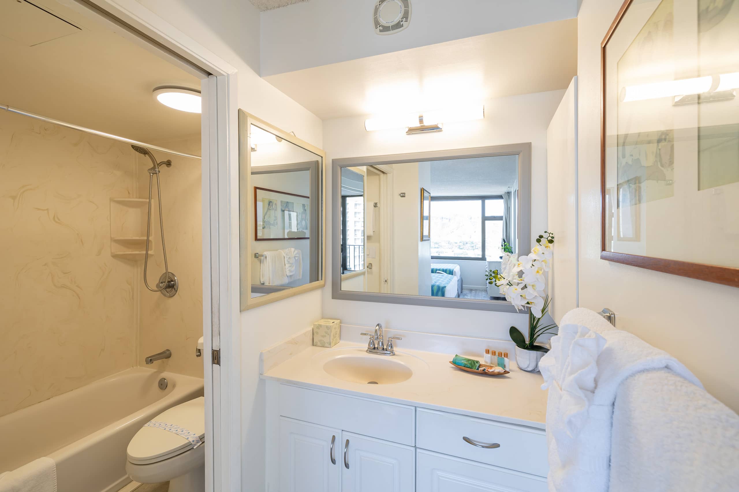Condo in Honolulu · ★4.78 · 1 bedroom · 3 beds · 1 private bath - Image 14