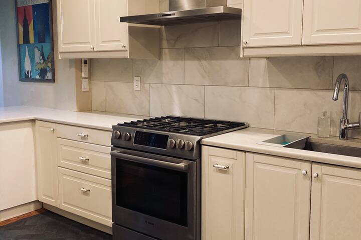 Comfortable Stay in Historic, Spacious Brownstone gallery image 3