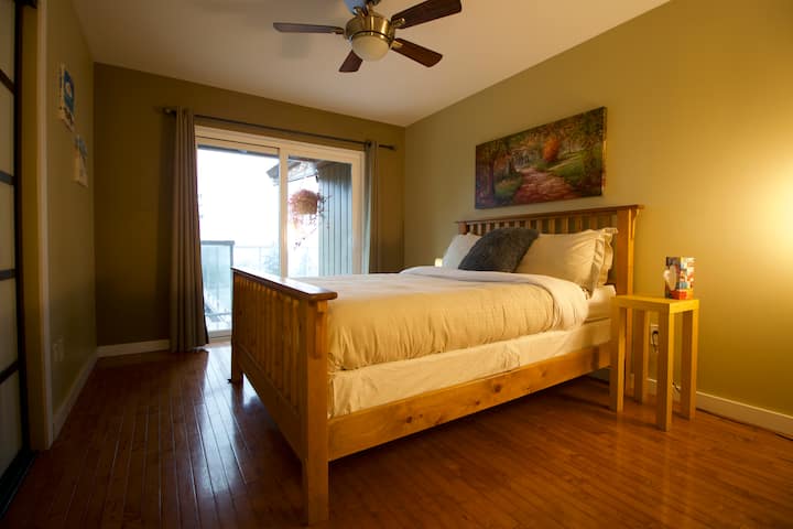 Საძინებელი 2 - საწოლი, კარადა და სასრიალო კარები ტერასაზე გადასაფარებლად.