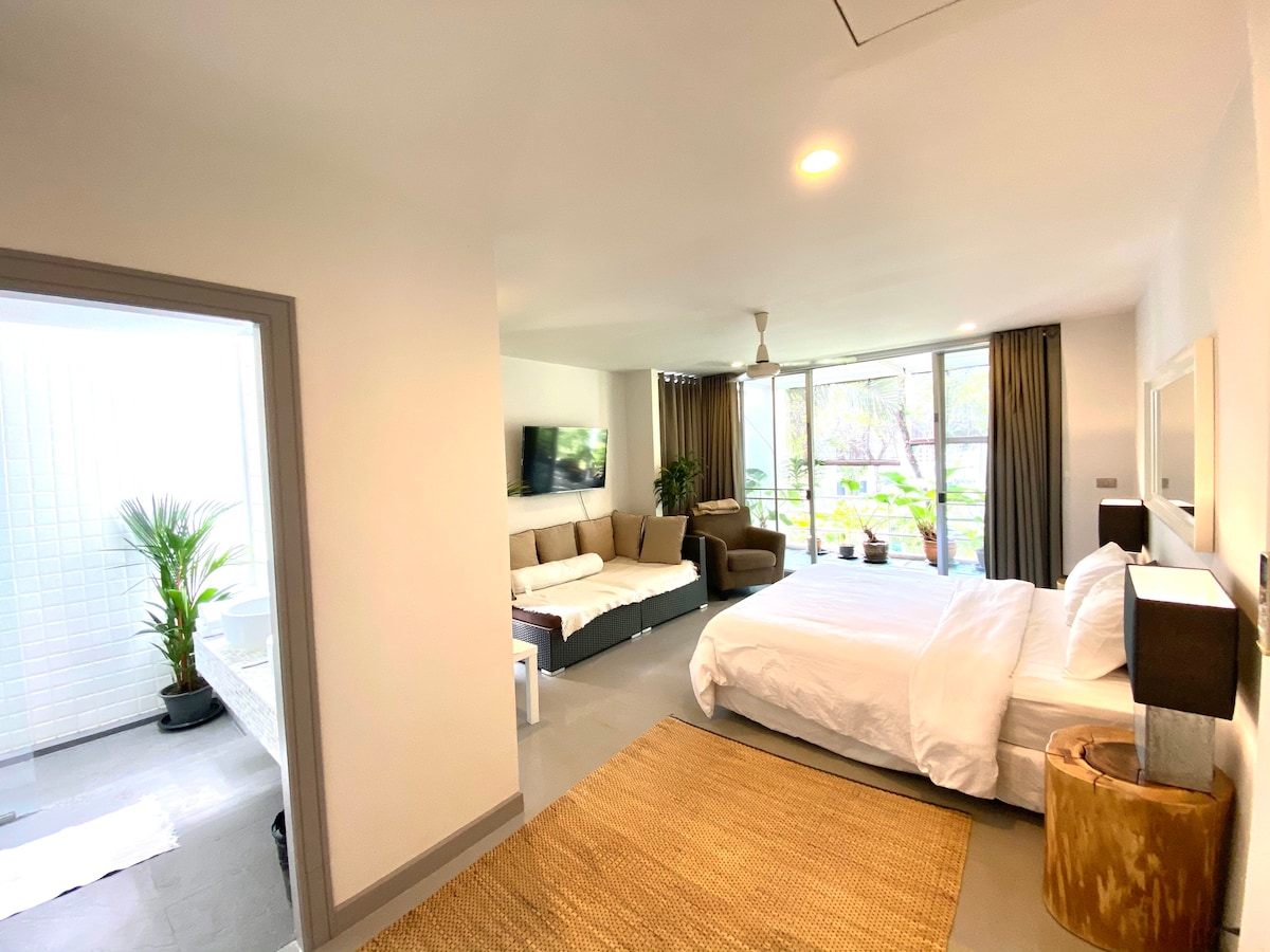 Hlavná spálňa s vlastnou kúpeľňou s50-palcovým inteligentným televízorom.