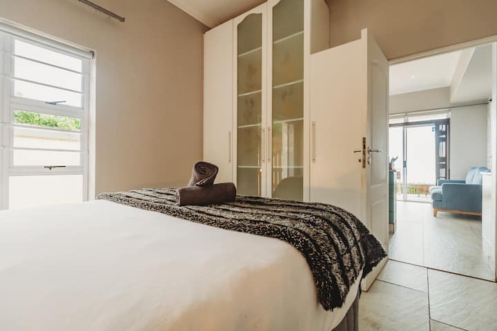 第二间卧室配备加长床标准双人床