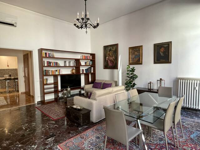 CA’ MOCENICO NOBILE WITH BALCONY gallery image 3