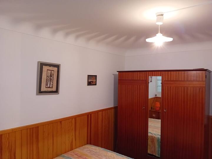 חדר שינה אחד למטה ליד חדר האמבטיה