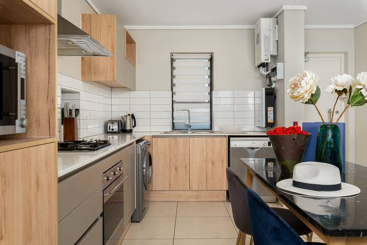 Power Backup-Next to Mall-WatersEdge 2-Bedroom Apt gallery image 5