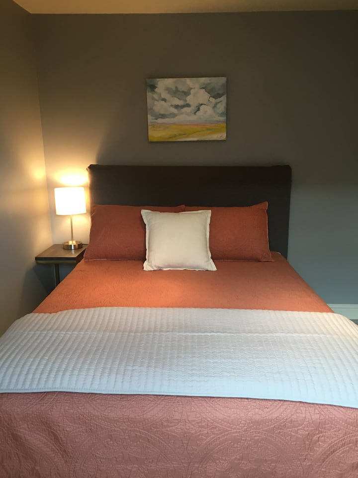 Bračni krevet (1,6x2) na katu.