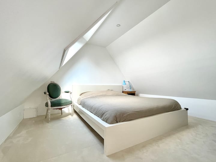 Spavaća soba s krevetom 160x200. Rolete za zamračivanje za projekcijski veluks.