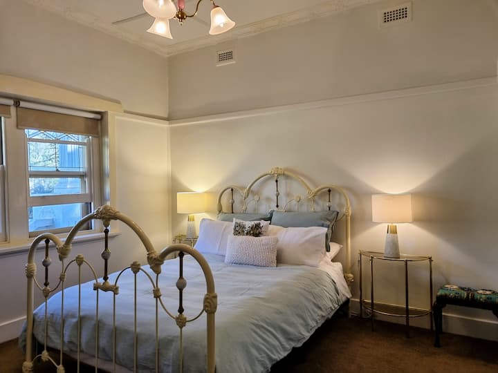 Spálňa 1 – manželská posteľ s veľkou šatňou a vlastnou kúpeľňou