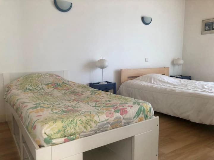 第三间卧室设有一张单人床（90厘米）和一张床（140厘米），提供多功能空间。 这里还有充足的存储空间，非常适合优化空间。