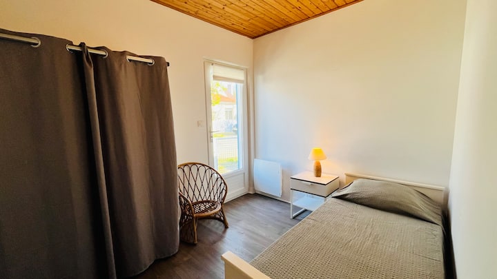 第四间也是最后一间卧室设有一张单人床，可直接通往花园，让您可以享受愉悦的环境和欣赏外面的美景。