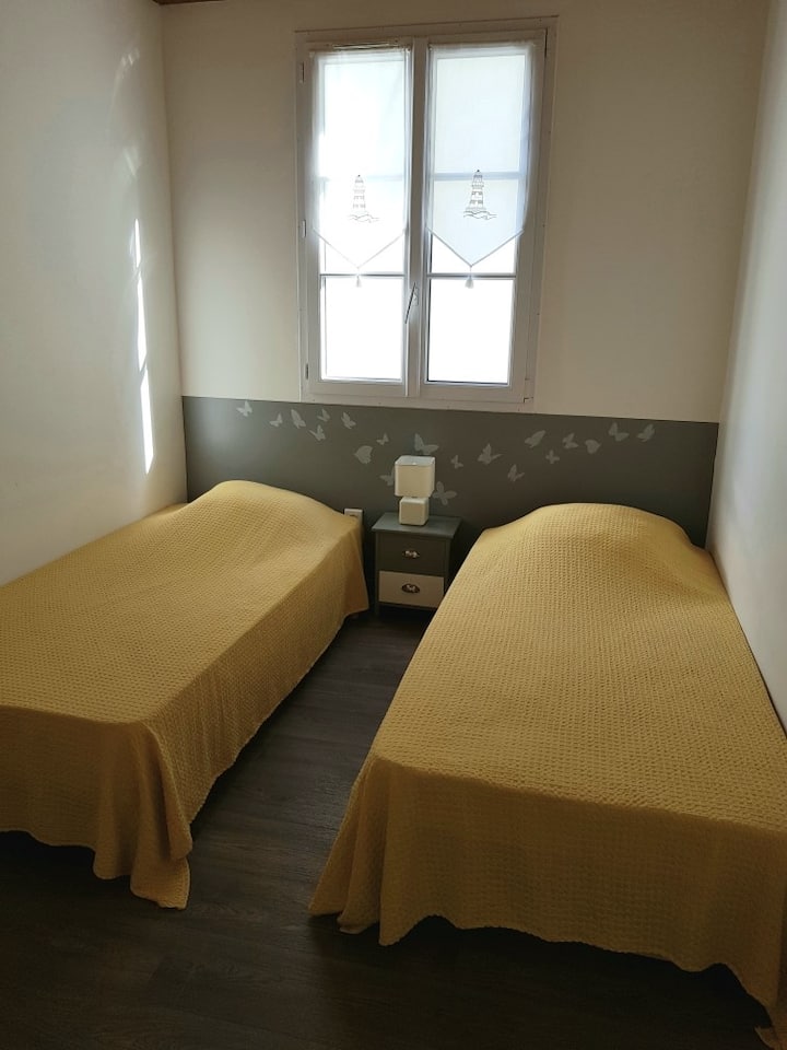 第二间卧室设有两张单人床，提供便利和舒适。