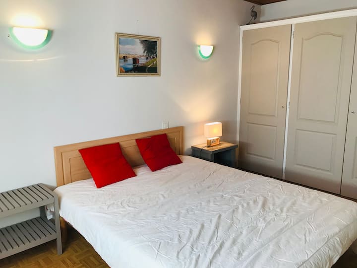 第一间卧室配有一张标准双人床，提供舒适宽敞的休息区。