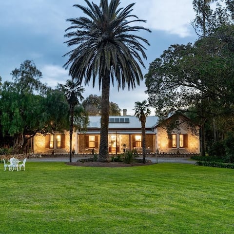 1856 Estate -5 King Rooms, Pool